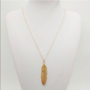 🔥 Feather Pendant Necklace